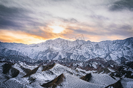 大气夕阳甘肃张掖雪后山谷