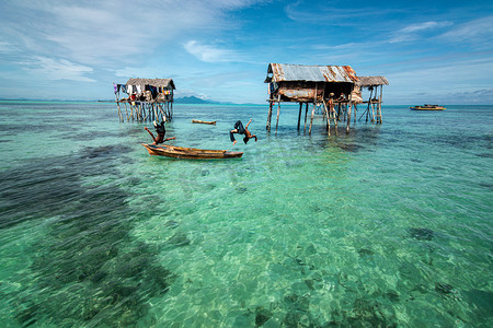 柬埔寨渔民与鸟摄影照片_海面上的后空翻