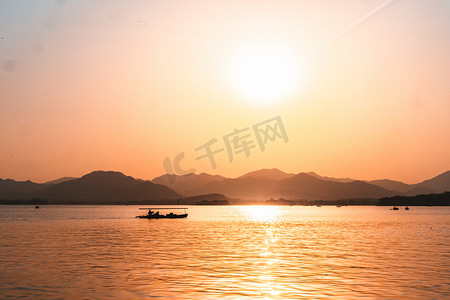 江面摄影照片_西湖日落
