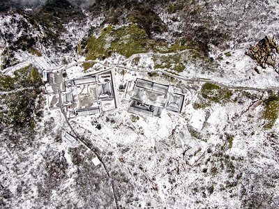 俯拍高山山顶雪景