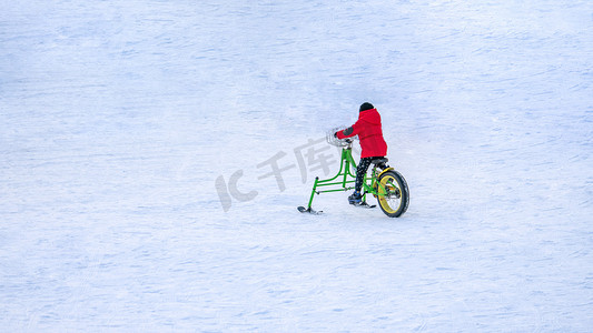 人物冬季游玩摄影照片_冬季冰雪雪橇人物游玩