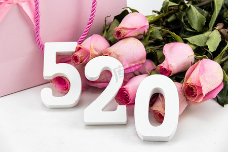 520浪漫表白摄影照片_情人节玫粉色瑰花礼盒