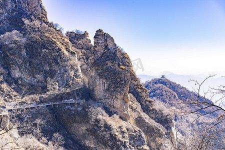 爬山冬天摄影照片_北方冬天白石山景观