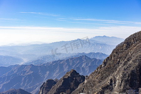 北方取暖摄影照片_北方冬天白石山蓝天自然风景