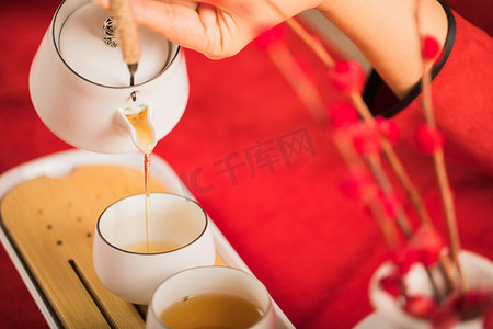 品茶摄影照片_桌子上的茶叶和茶杯