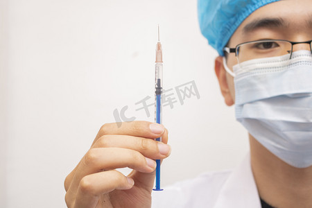 医药实验摄影照片_护士手拿疫苗针特写图