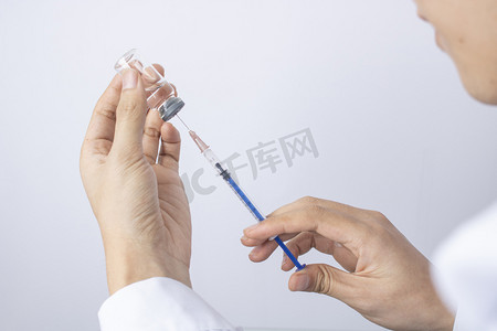 剂量摄影照片_护士调试疫苗的用剂量特写图