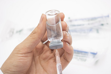全国爱眼日宣传日摄影照片_护士在用针管吸取疫苗