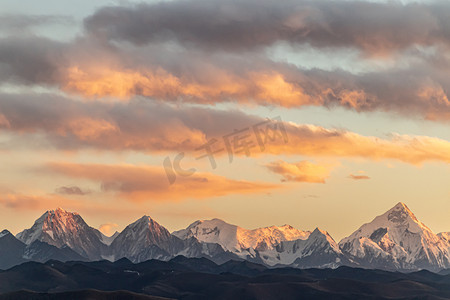 天空大自然摄影照片_文艺冬天大自然雪山