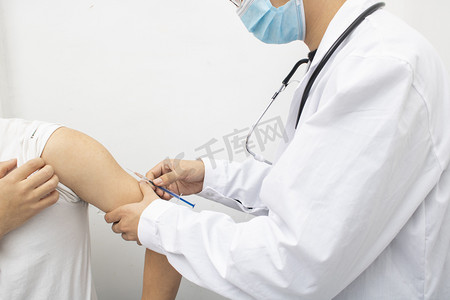 打疫苗摄影照片_护士给男生打疫苗
