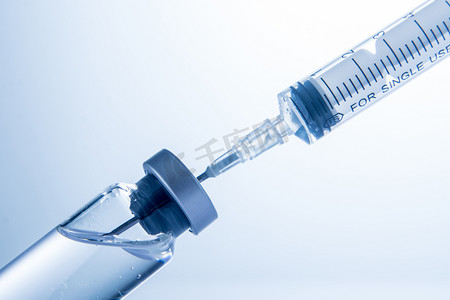 疫情疫苗摄影照片_注射器抽取药物