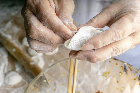 中华人民成立70周年摄影照片_春节除夕过年包饺子