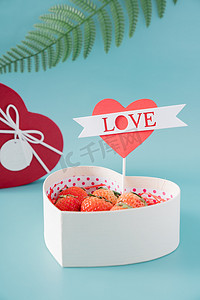 2爱情摄影照片_甜蜜情人节草莓礼物盒