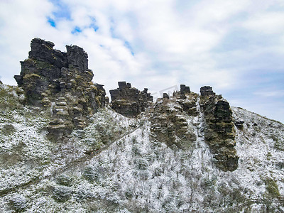 蓝天白云山顶奇石雪景