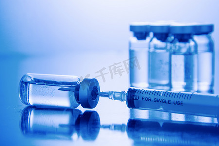 针管药瓶摄影照片_蓝色主题疫苗
