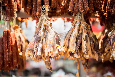 传统古典花纹边框摄影照片_腊肉熏鸡年货美食中式传统