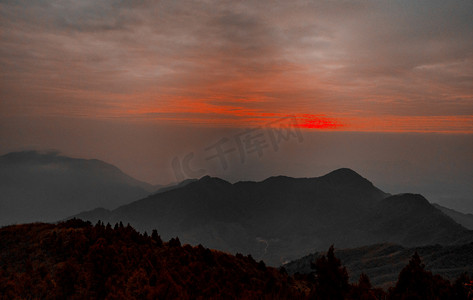 清晨朝霞大山晨雾