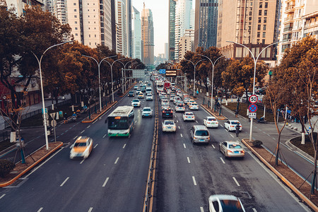 武汉城市街道航空路交通车流摄影图