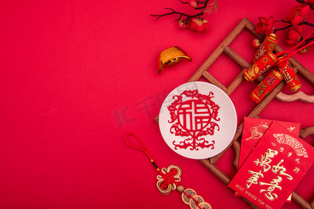 春节新年剪纸摄影照片_新年红色剪纸梅花装饰 
