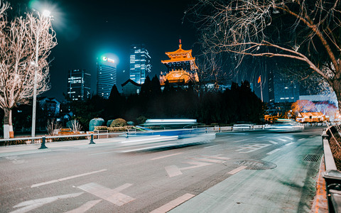 冬天马路上高速行驶的车辆夜景