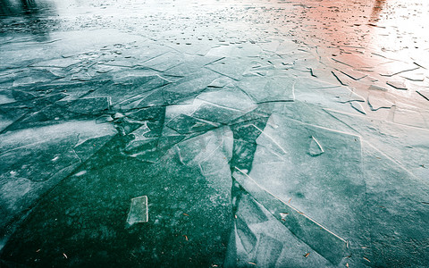 冰的摄影照片_冬季户外风景结冰的湖面