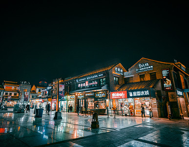 灯光下夜景摄影照片_冬天夜空下的小镇生活夜景