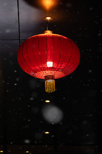 中国风锦鲤红色摄影照片_红色冬天过年灯笼