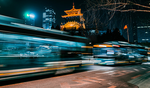 霓虹夜景摄影照片_城市夜景繁忙道路上来回行驶的车辆