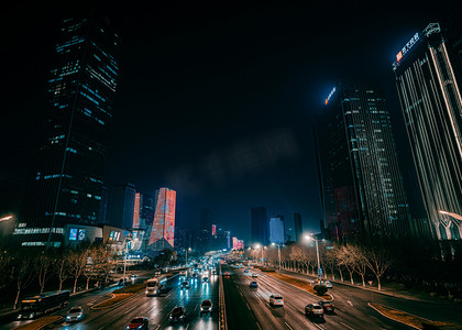 繁华城市夜景摄影照片_城市夜晚高楼大厦和马路行驶车辆