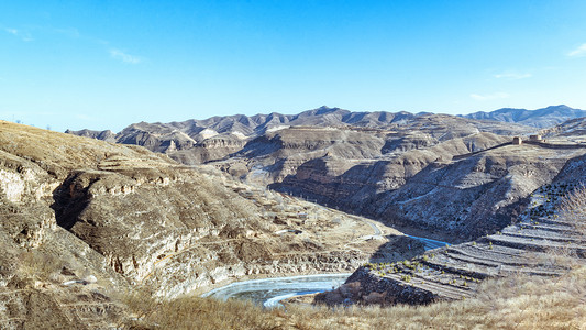 内蒙古高山沟壑河水