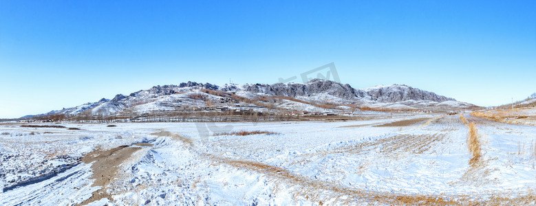 内蒙古冬天摄影照片_内蒙古高山冰雪农田全景