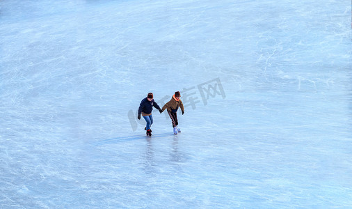亲子滑冰摄影照片_呼和浩特滑冰运动双人