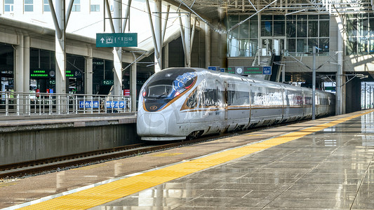 俯视的动车摄影照片_火车站行驶的高铁列车