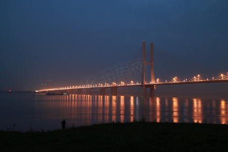 城市夜幕下的长江大桥