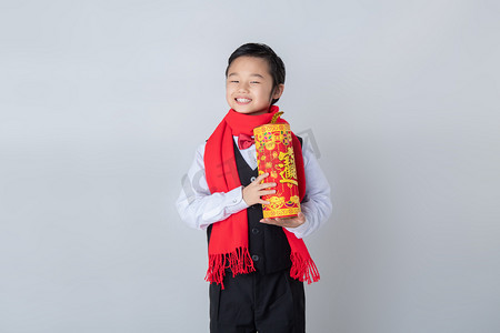 新年儿童手拿鞭炮开心拜年人像图新年儿童手拿鞭炮手势ok拜年人像图