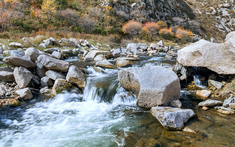 秋季山村河流溪水