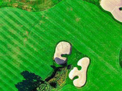 俯拍高尔夫球场绿色草地