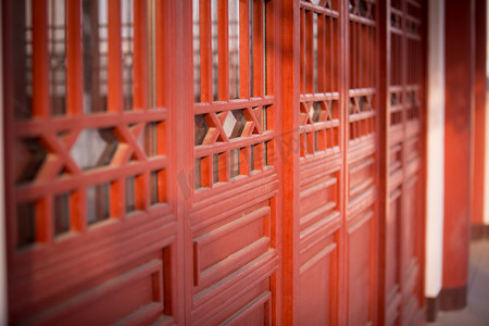 楼阁古风摄影照片_朱红色的古风大门影视传统皇宫