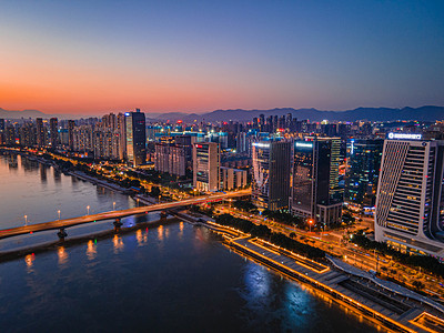 江景夜景摄影照片_傍晚华灯初上的福州金融街江景