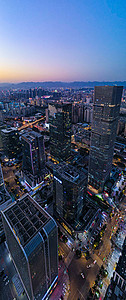 灯光下的城市夜景摄影照片_夕阳下的福州金融街魔天大楼全景