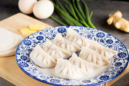 年味包饺子摄影照片_过年包饺子节日美食喜庆摄影图配图