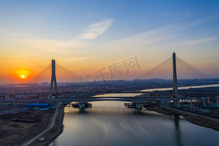 夕阳下的城市交通大桥