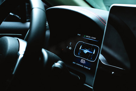 新能源白天汽车仪表盘车内充电提示摄影图配图