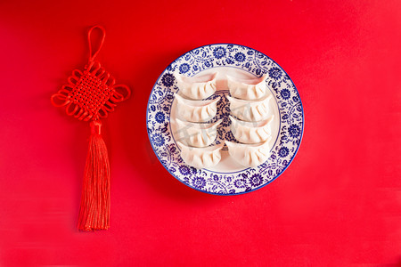 年味包饺子摄影照片_喜庆新春美食过年节日包饺子摄影图配图