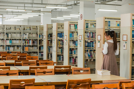 女孩图书馆读书学习