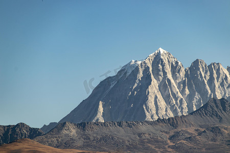 雅拉雪山摄影照片_自然风景晴天雅拉雪山户外旅游摄影图配图