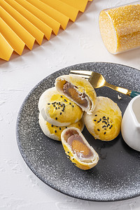 美味的蛋黄酥摄影照片_盘子里的蛋黄酥