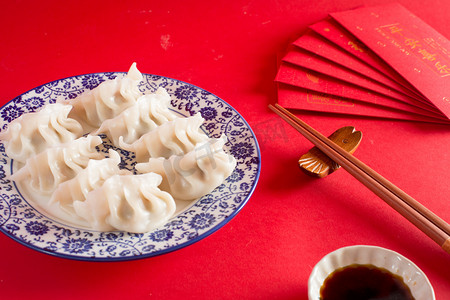 新春纳福摄影照片_新春喜庆美食包饺子过年节日摄影图配图