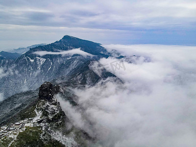 山顶云雾摄影照片_自然中午云海山顶云雾摄影图配图