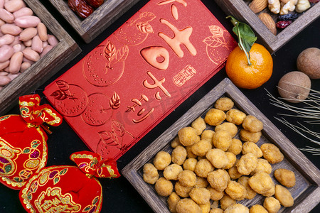 新春佳节过年红包零食干果盘静物摄影图配图